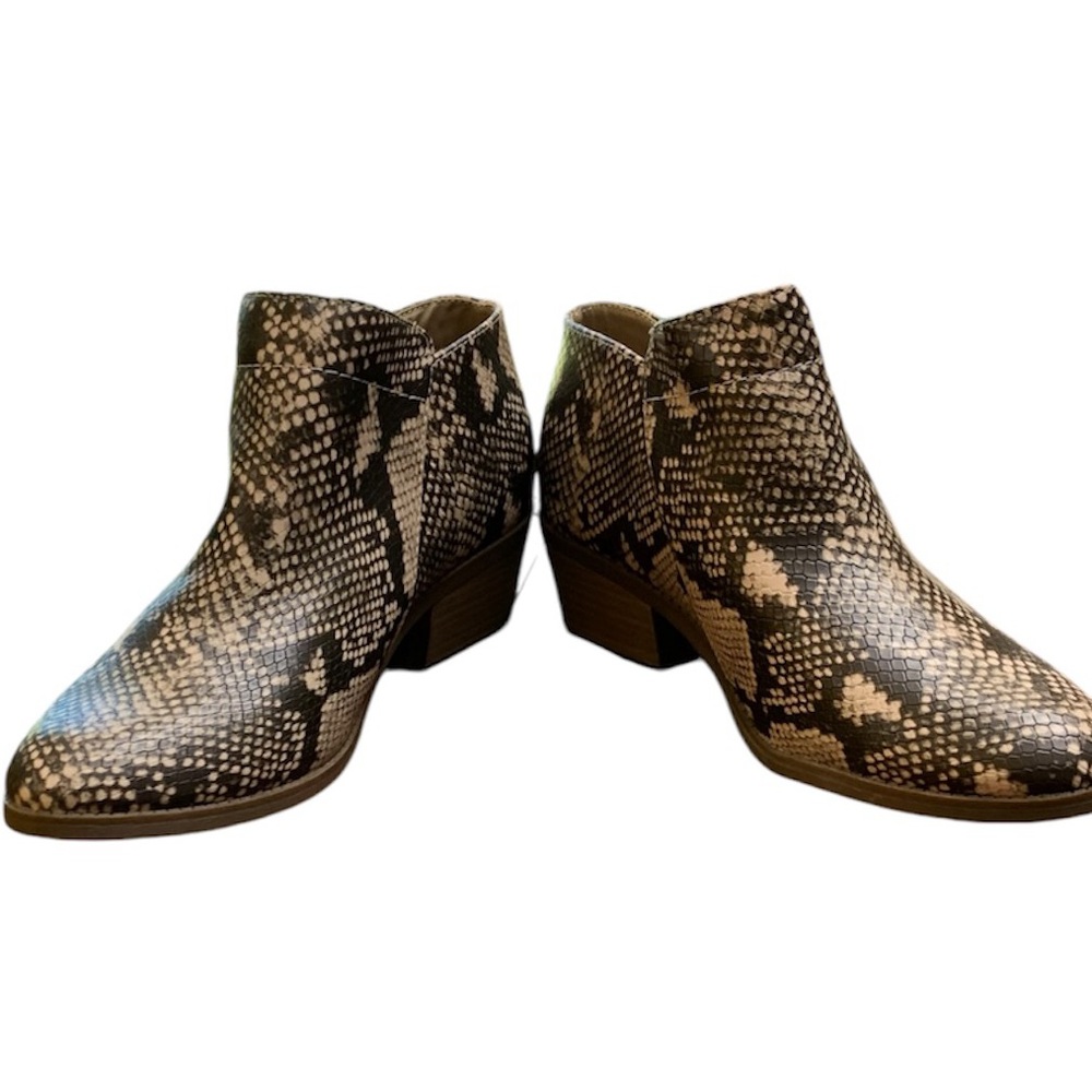 New women’s zipper bootie snakeskin